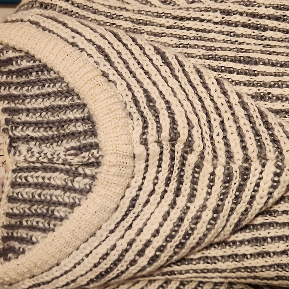 Hooded Sweater - Picture 5 of 6